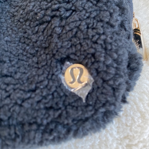 ❤️ Lululemon Fleece Everywhere Belt Bag Black Gold NWT - Picture 3 of 8